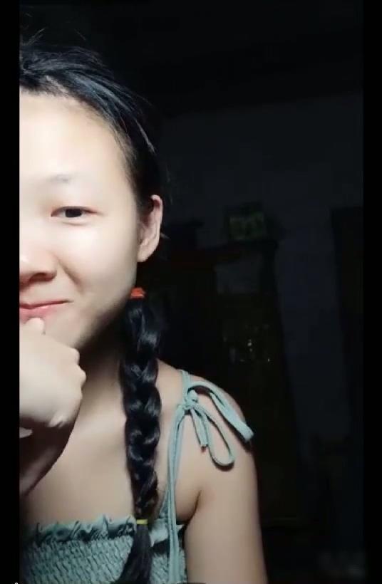 家境贫寒的纯情大奶小村姑在那个看了有点让人心酸的家直播听说这样能赚钱脱贫.mp4_202.jpg