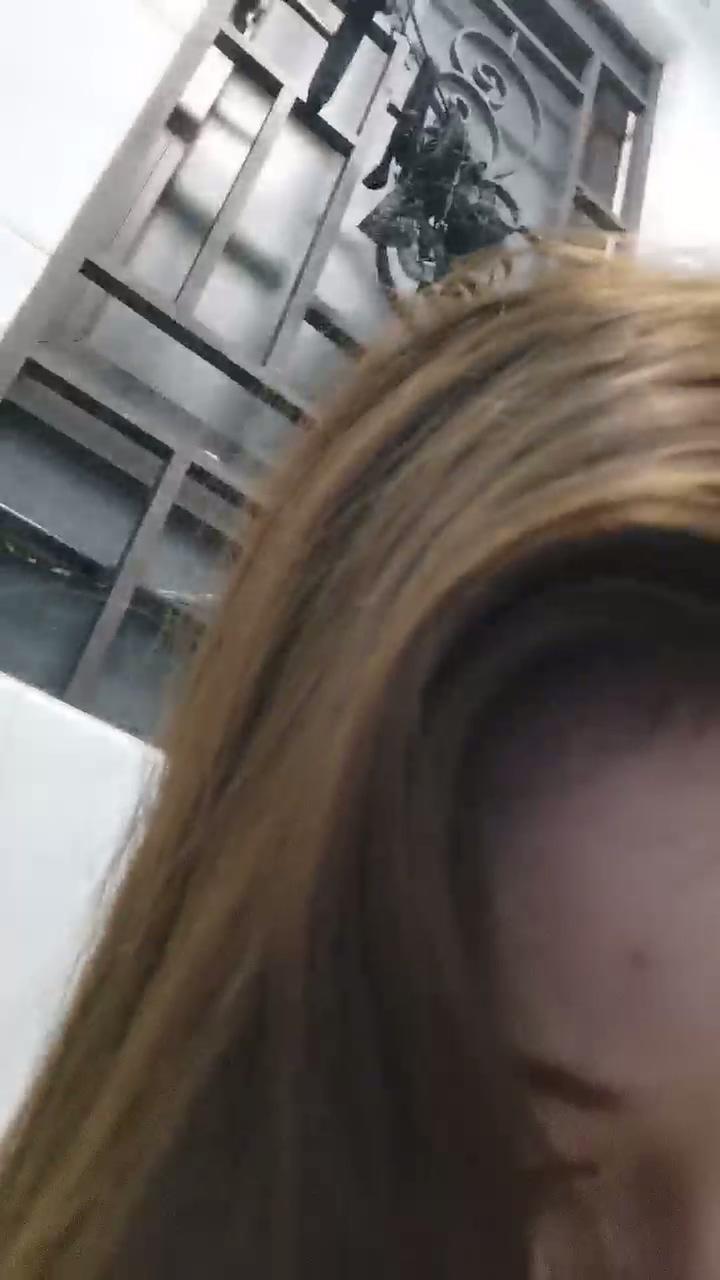 气质美少妇颜值颇高，一脸都是戏，表情享受卖力口活无套啪啪操逼内射，特写淫水流出的.jpg
