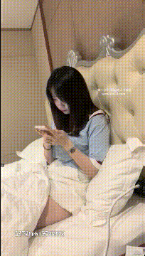 四川成都的丰满大胸大屁股兼职学生妹子 别看长得单纯 性经验很丰富的 眼神一看就是老.gif