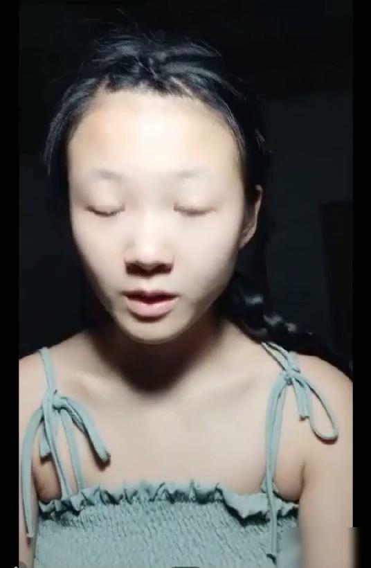 家境贫寒的纯情大奶小村姑在那个看了有点让人心酸的家直播听说这样能赚钱脱贫.mp4_202.jpg