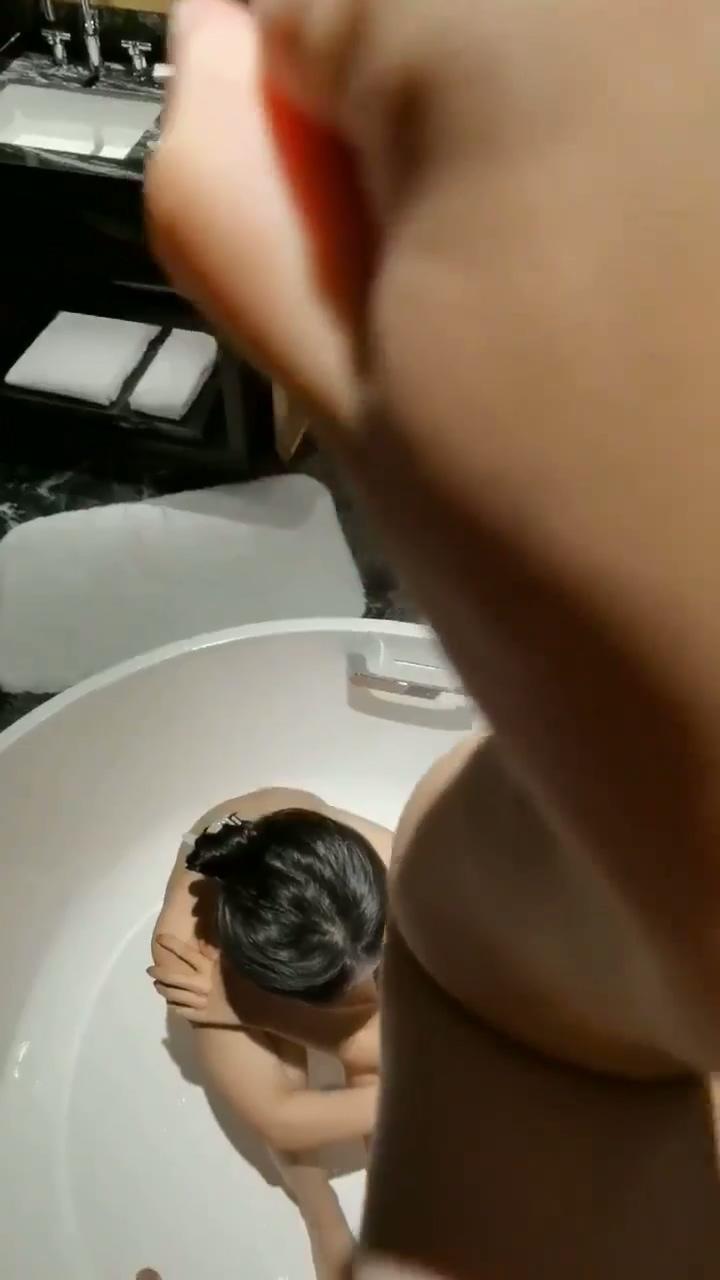 推特90后夫妻【看见季节】绝版福利，蜜桃臀露出毒龙裸泳1V4疯狂群P(合并).mp4_2025062.jpg