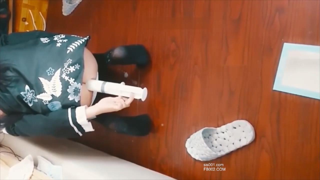 萝莉妹自拍扩肛注奶 注了满满二管 喷的老高了 屁屁好白嫩.mp4_20201210_143719195.jpg.jpg