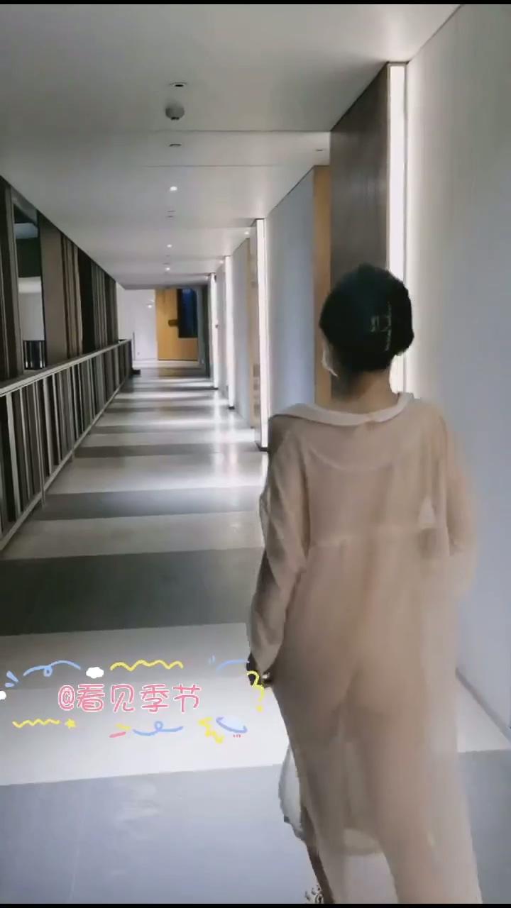 推特90后夫妻【看见季节】绝版福利，蜜桃臀露出毒龙裸泳1V4疯狂群P(合并).mp4_2025062.jpg