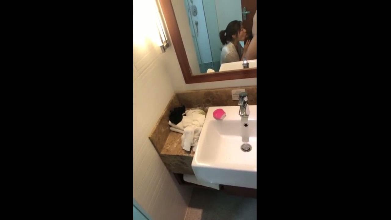 镜子前面操反差婊最爽了！网红脸美女跪着胯下吃鸡还对着镜子后入，大奶子一甩一甩 充.jpg