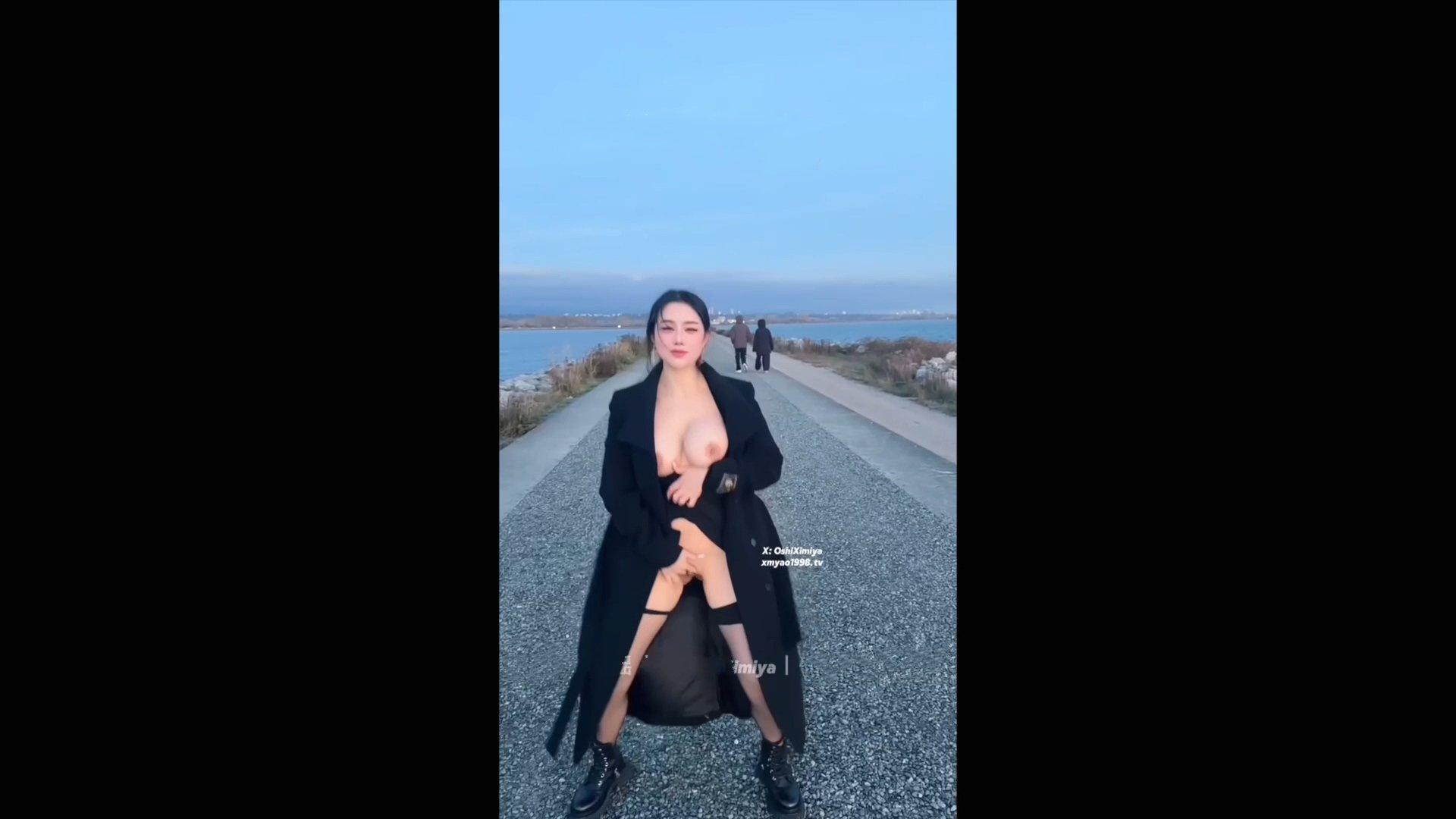 汐夢瑤 12月6日更新 來海邊見粉絲了~ 跟他含著的時候 我莫名其妙的好濕了 然後偷偷的.jpg