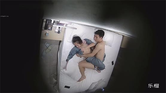 《居家摄像头破解》偷窥年轻夫妻各种姿势啪[00_23_07][20240616-183832].jpg.jpg
