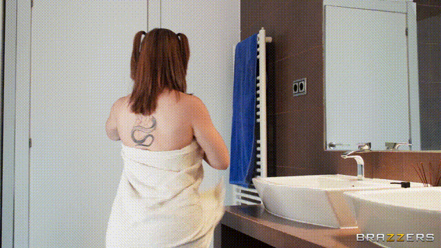 Unsuspecting Hottie_start958s_3s.gif