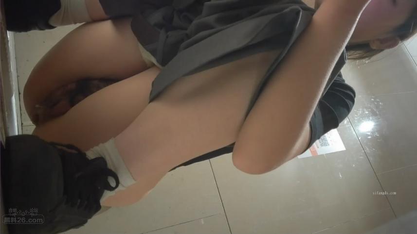 酒吧女厕前景偷拍 (6).jpg