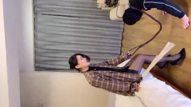 【独家黑料】稀缺颜值黑丝S女王调教男奴，贵妇气质穿上黑丝踩踏M男“妈妈的脚好闻吗？.gif