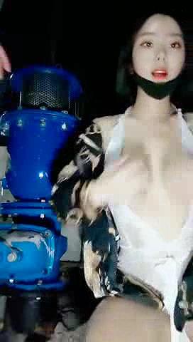 深夜户外勾搭路人衣服都没脱就开干揉奶后入.mp4_20250430_114132.413.jpg