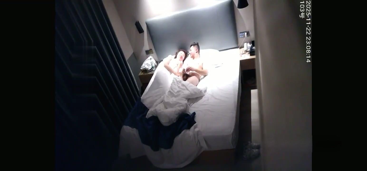 【酒店针孔偷拍】小伙和白嫩美脚炮友在床上缠缠绵绵方式做爱 又亲又抱慢慢悠悠的体验.jpg