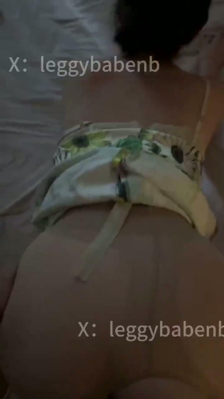 终于放假了趁着有时间多剪一些视频～每次穿白丝都要被他这个姿势插最里面，好像他是我.jpg