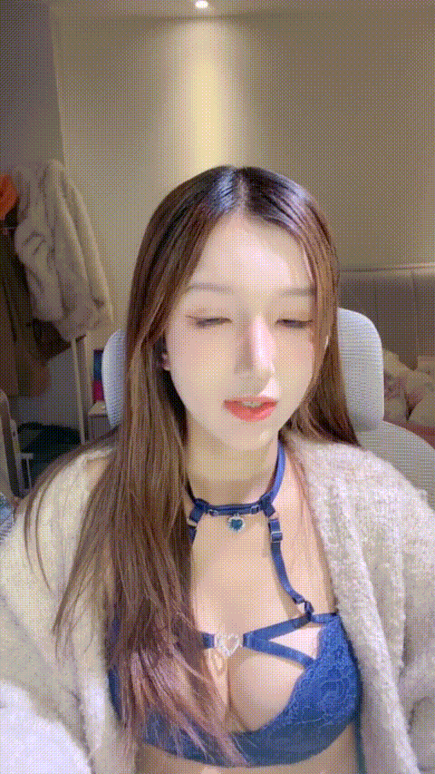 兄弟们 舞蹈女神 超级漂亮【西宝宝】美乳圆而挺 大长腿美脚 刮毛嫩穴 裸舞 道具自慰 .gif