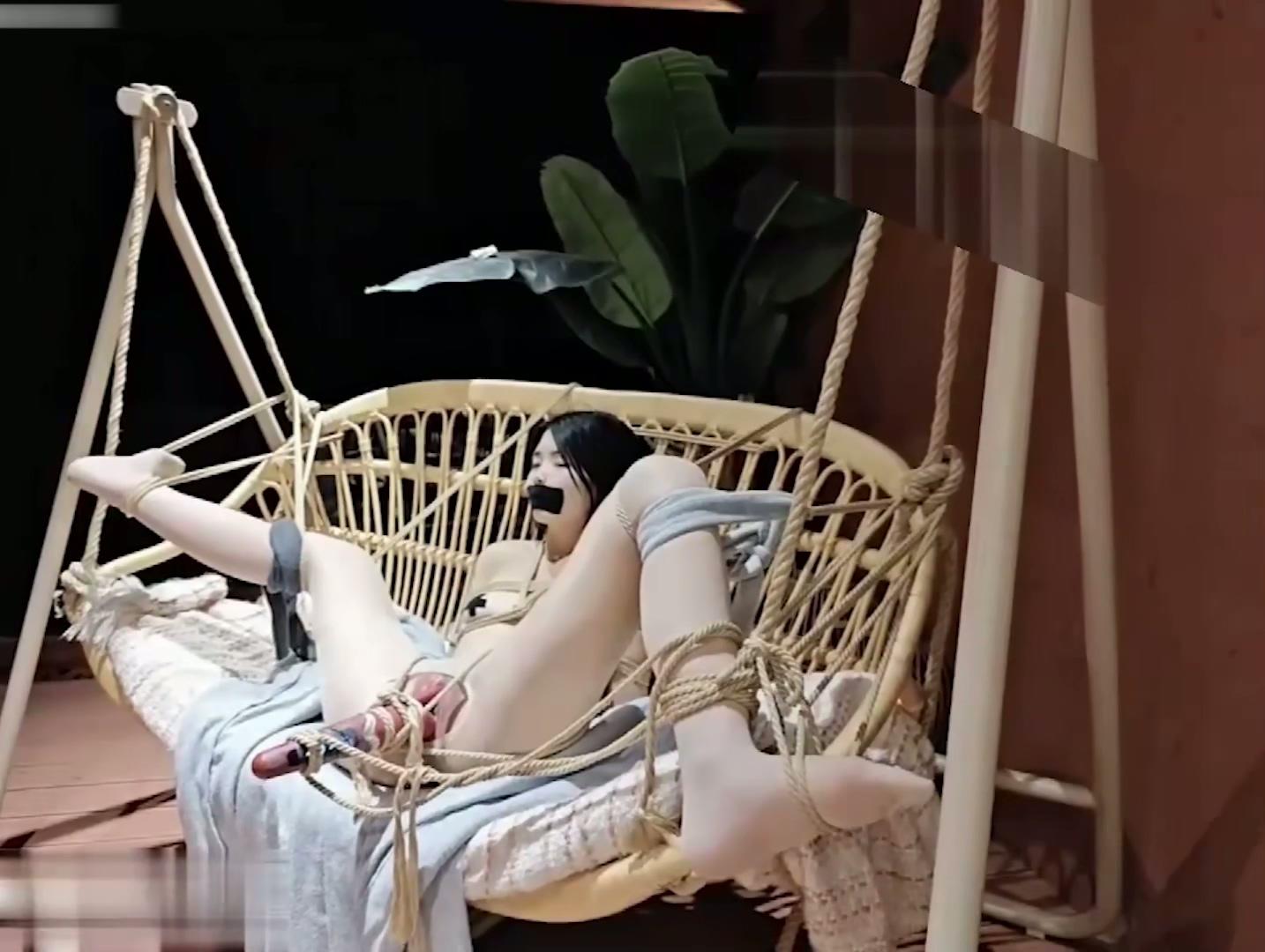 校花嫩妹捆绑调教强制高潮✅电梯里的KS训练和马路旁露台调教！激发高颜值极品超嫩萝莉.jpg
