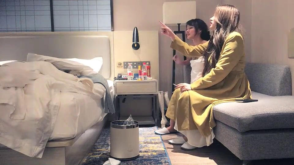 【极品探花-3P】先打了一炮，长腿女神叫来自己的闺蜜，再来3P打一炮，极度淫乱场面【.jpg