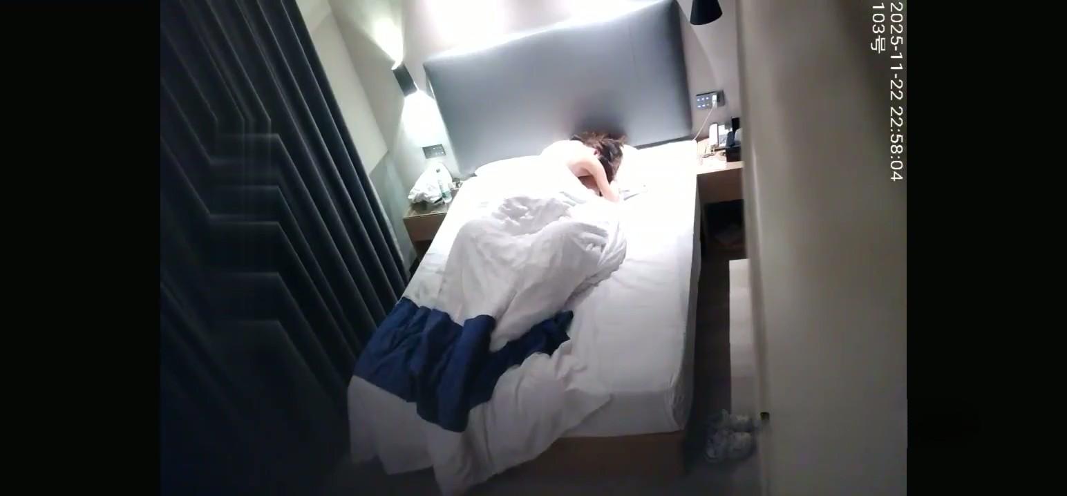 【酒店针孔偷拍】小伙和白嫩美脚炮友在床上缠缠绵绵方式做爱 又亲又抱慢慢悠悠的体验.jpg