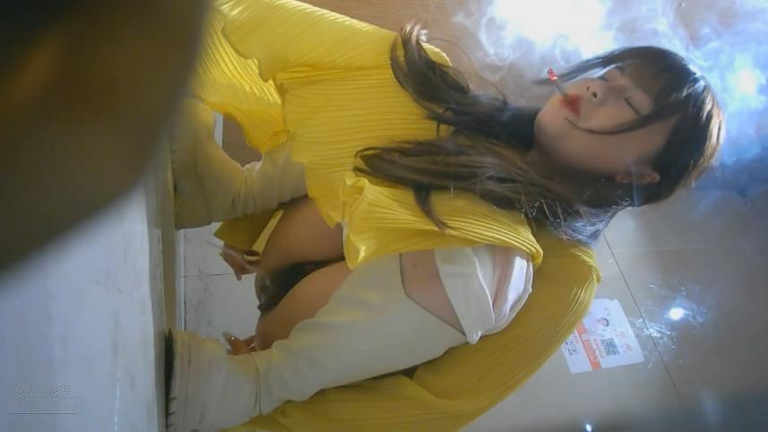 酒吧女厕前景偷拍 (2).jpg