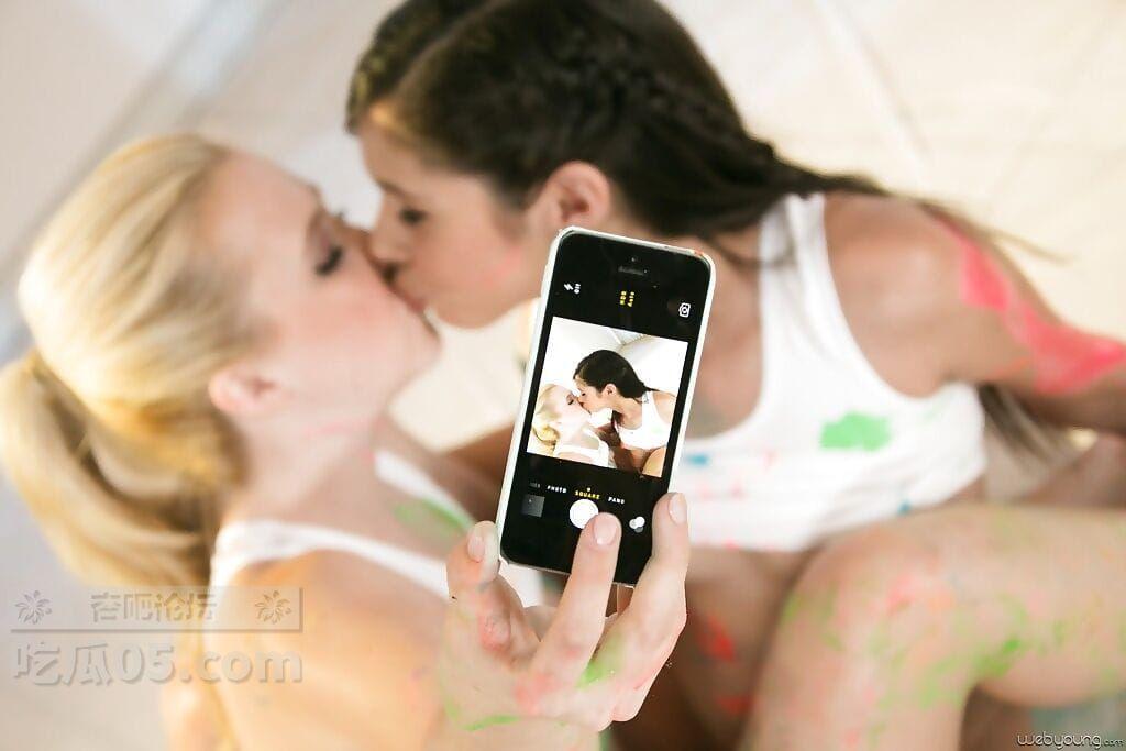 kinky-chicks-samantha-rone-and-taylor-reed-getting-freaky-with-body-paint_6.jpg