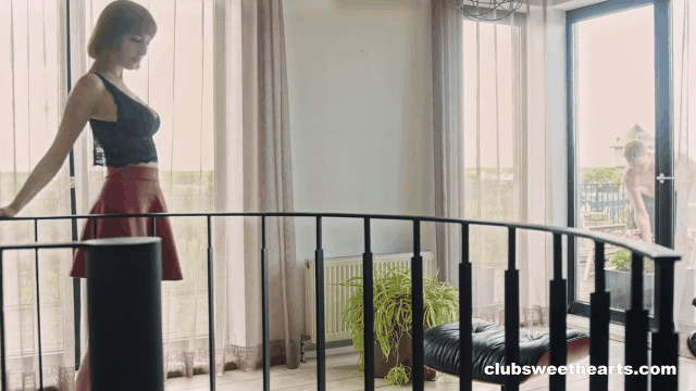 Lilli gets horny behind the glass_start88s_1s.gif