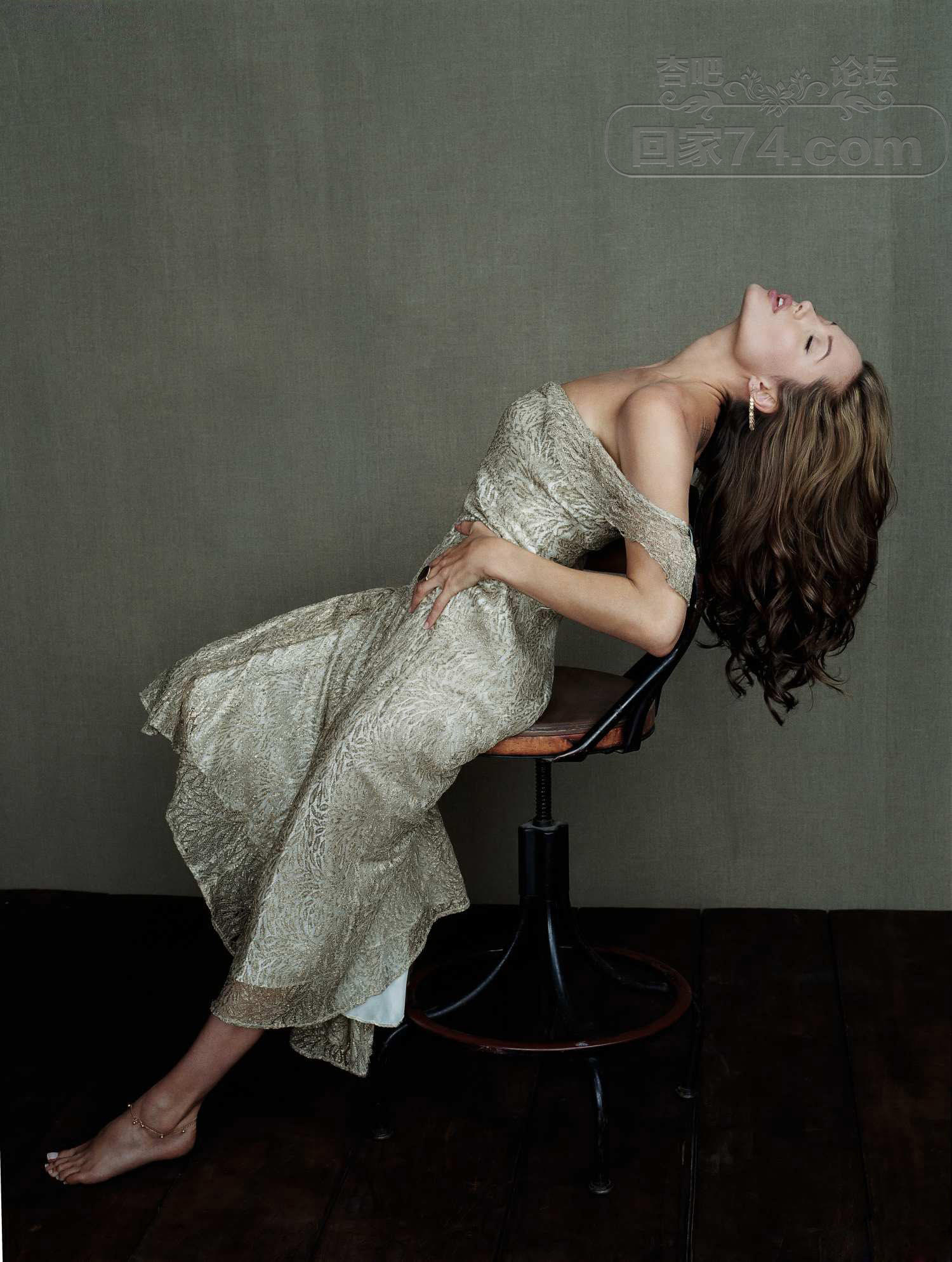 GA22NE5VR4_Angelina_Jolie_-_Unknown_photoshoot_5_.jpg