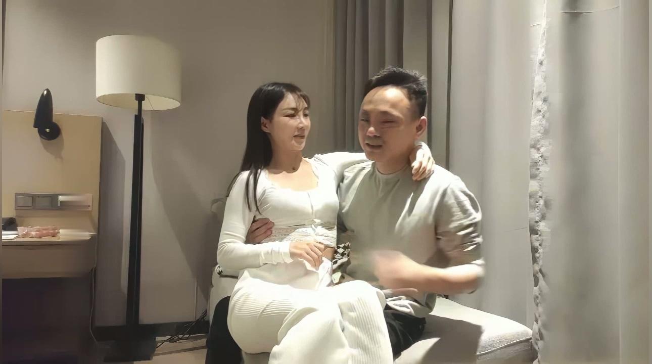 步宾探花极品长相甜美眼镜萌妹子沙发上啪啪，坐在身上互摸调情特写掰穴抽插猛操-高清.jpg