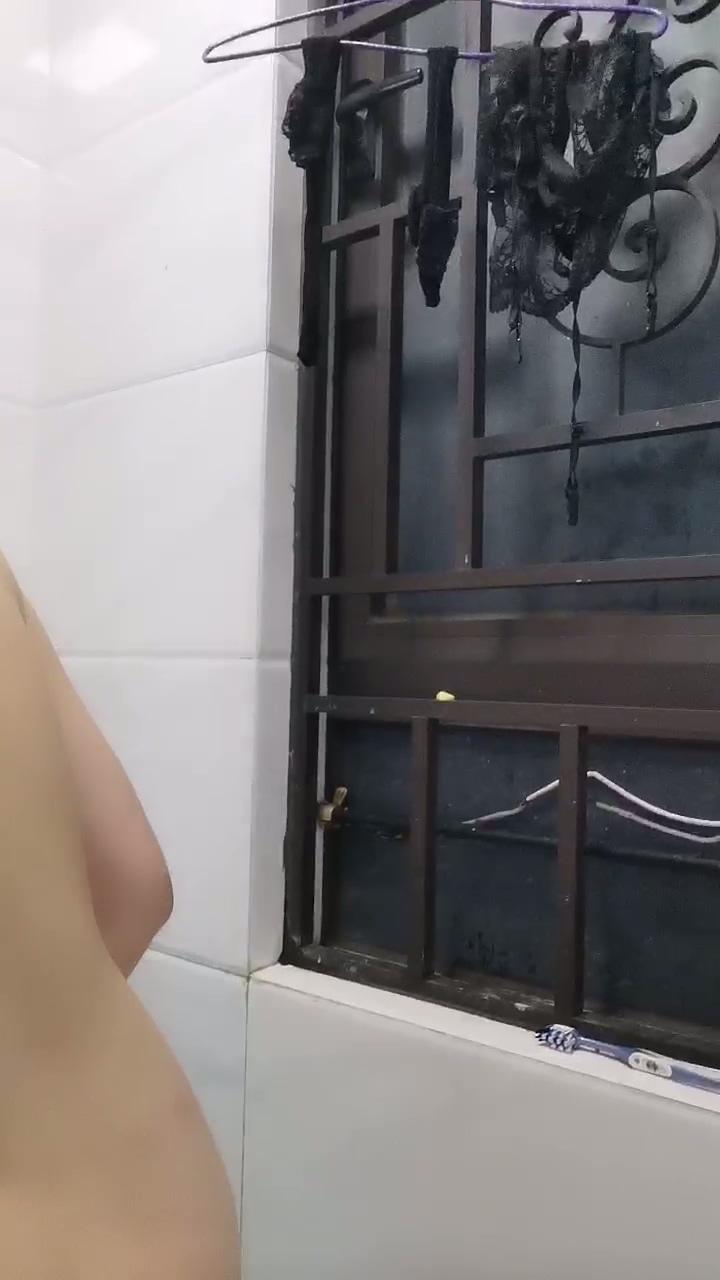 气质美少妇颜值颇高，一脸都是戏，表情享受卖力口活无套啪啪操逼内射，特写淫水流出的.jpg